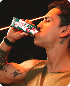 Atleta consumindo Natural Whey